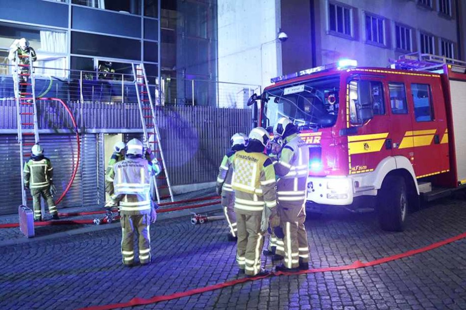 Die Feuerwehr bei den Löscharbeiten am sächsischen Landtag in Dresden.