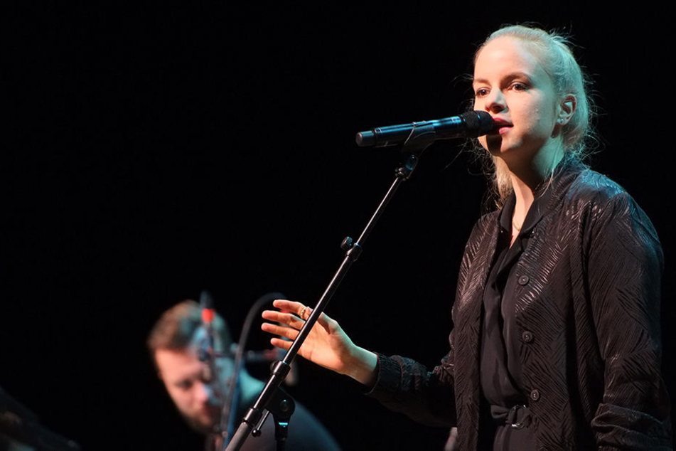 Julia Engelmann am Samstag auf der Bühne der Stadthalle in Chemnitz.