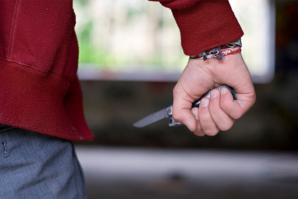 Unbekannte haben den jungen Mann schwer verletzt. (Symbolbild)