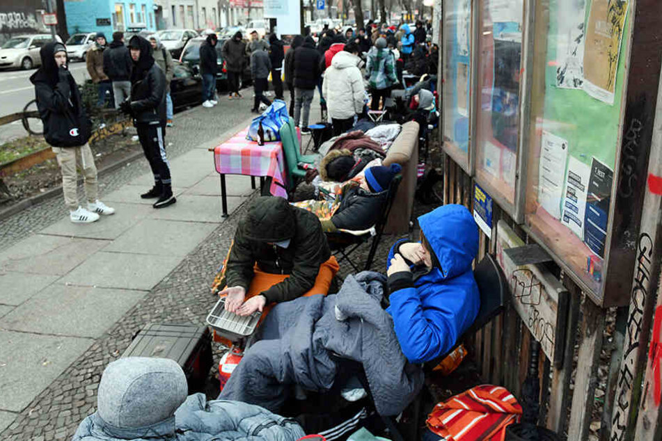 Menschen campieren für den limitierten Schuh.