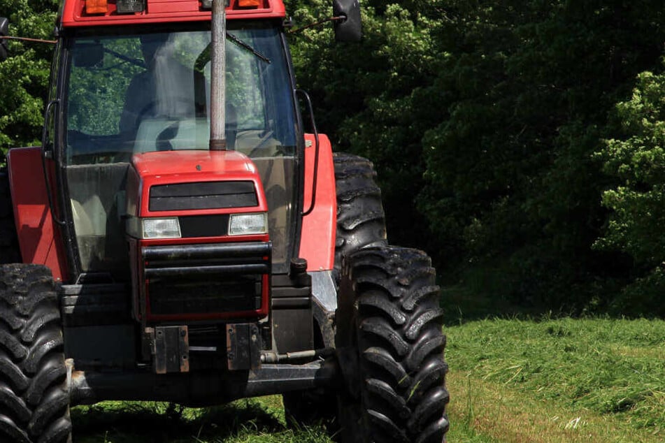 Der Traktor kippte durch den Zusammenstoß zur Seite. (Symbolbild)