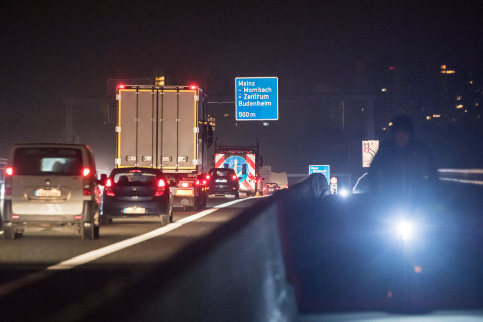 Am Morgen des Montags rollt der Verkehr wieder auf der neuen Schiersteiner Brücke.