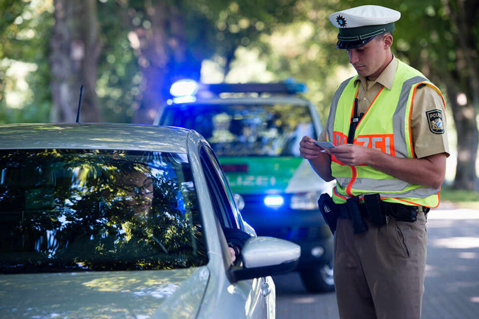 Bei einer Polizeikontrolle ist den Beamten ein Illegaler ins Netz gegangen, der mit gefälschten Dokumenten unterwegs war.