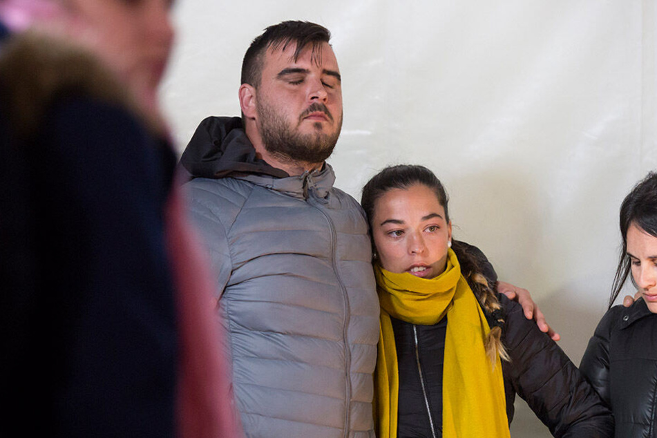Jose Rosello (l.) und Vicky Garcia (M.) beten, dass ihr Sohn noch lebt.