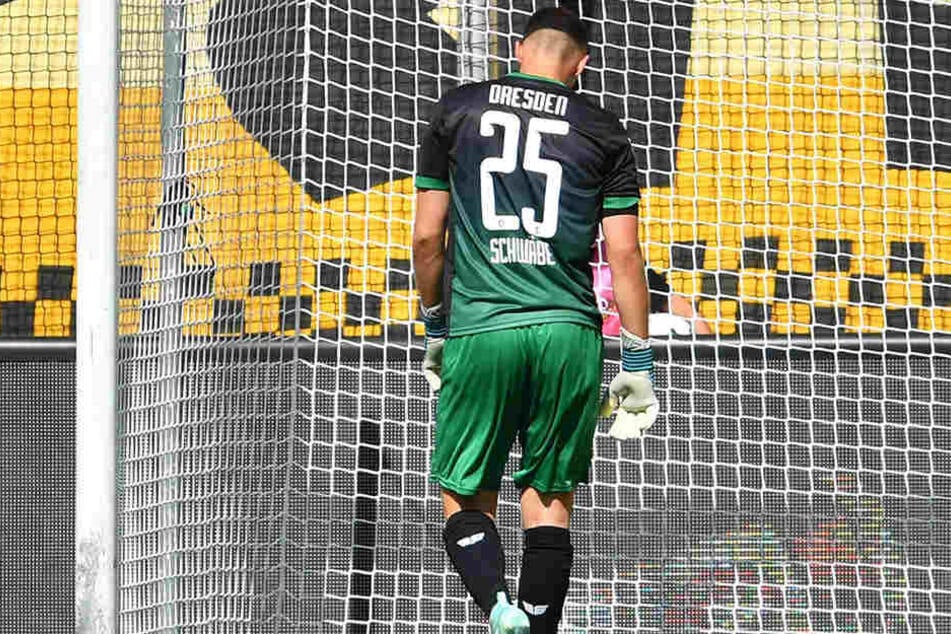 Marvin Schwäbe konnte einem schon leidtun - Dynamos Keeper musste den Ball viermal aus seinem Netz holen.