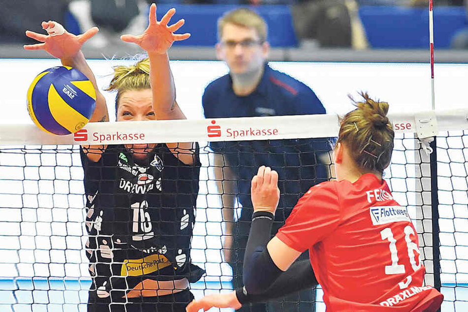 Katharina Schwabe blockt den Angriff von Vilsbiburgs Courtney R. Felinski ab.