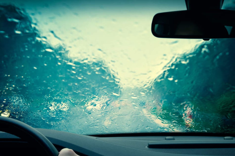 Die junge Frau kam mit ihrem VW von der regennassen Fahrbahn ab. (Symbolbild)