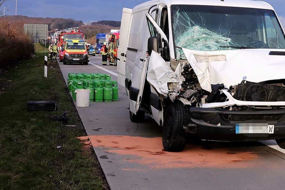Der Kleintransporter war auf einen Sattelzug aufgefahren.