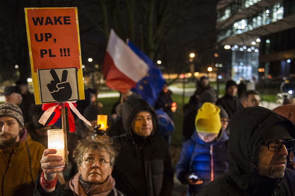 Mit einer Lichterkette protestieren Demonstranten am 14.12.2017 in Warschau gegen geplante Reformen des polnischen Justizsystems.