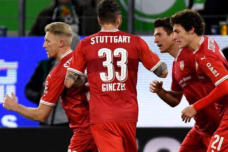 Mario Gomez (2.v.r) bejubelt sein Tor zum 1:1 gegen den VfL Wolfsburg mit Andreas Beck (l), Daniel Ginczek und Benjamin Pavard (r).