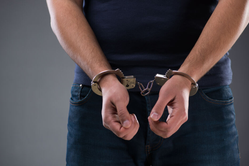 Den ganzen Tag über beschäftigte der Mann die Polizei. Am Ende wurde er festgenommen. (Symbolbild)