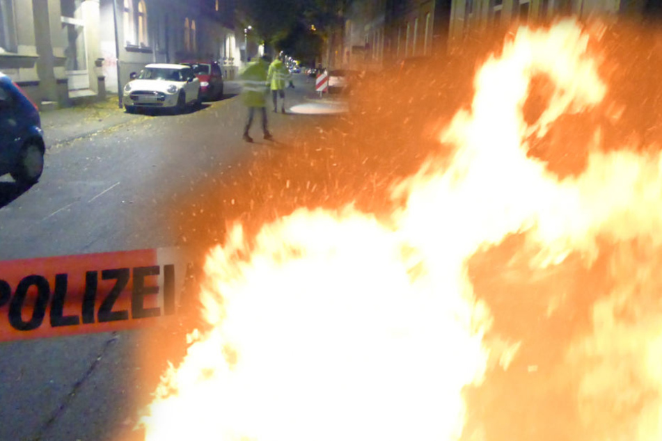 Wegen der Grausamkeit der Tat, sitzt der ehemalige Rechtsanwalt nun wegen Mordes auf der Anklagebank (Symbolbild).
