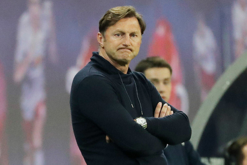Böse Mine zur schlimmen Klatsche: Trainer Ralph Hasenhüttl verlor am Montag gegen Verfolger Leverkusen 1:4 und musste die Werkself vorbeiziehen lassen.
