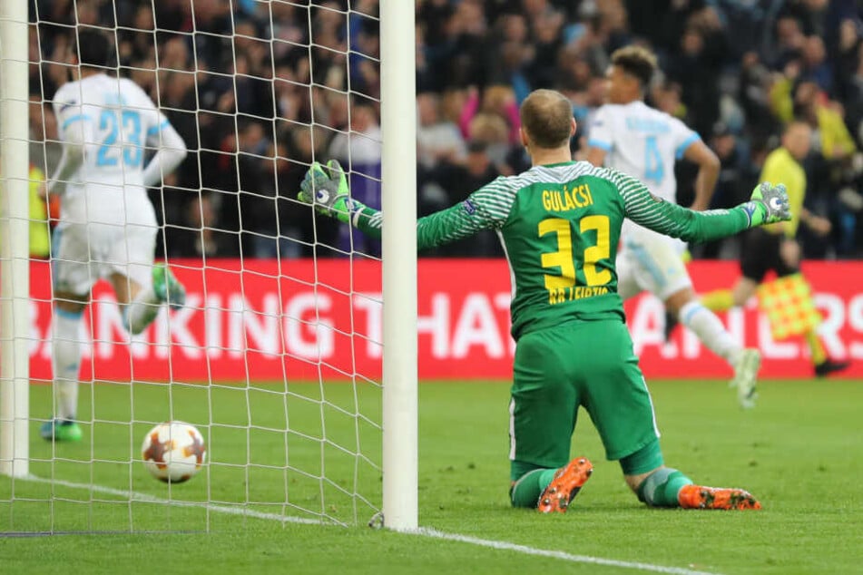 Am Boden kniend, die Arme ausgebreitet, Fassungslosigkeit: Torhüter Peter Gulacsi hat mit RB Leipzig nach 1:0-Führung noch 2:5 in Marseille verloren und ist aus der Europa League ausgeschieden.
