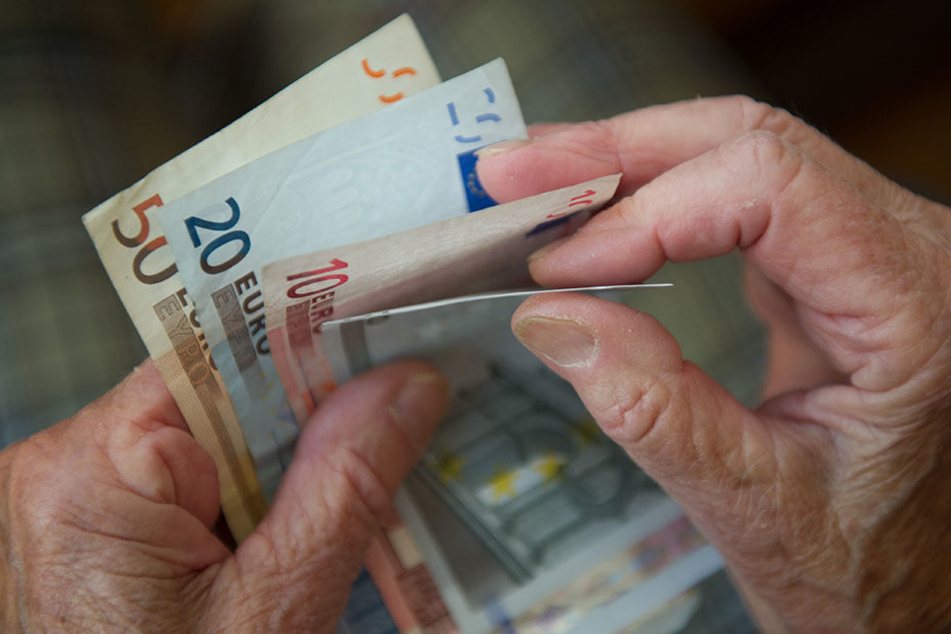Da ging dem Dieb ein dicker Fisch ins Netz: Der Rentner hatte mehrere tausend Euro Bargeld bei sich.