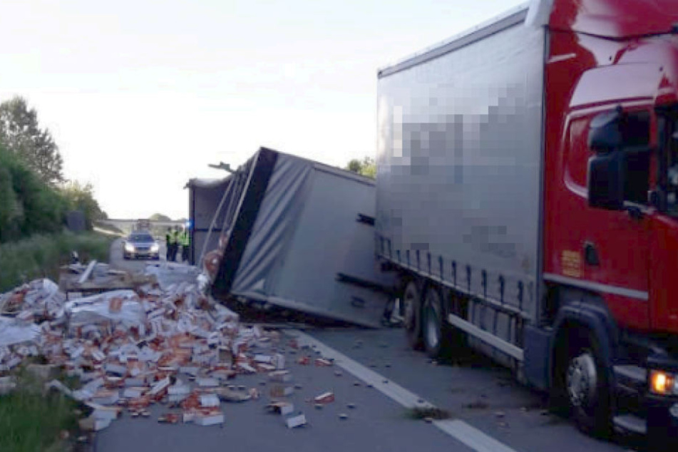 Der Anhänger des Sattelzugs liegt auf der A19 bei Malchow.