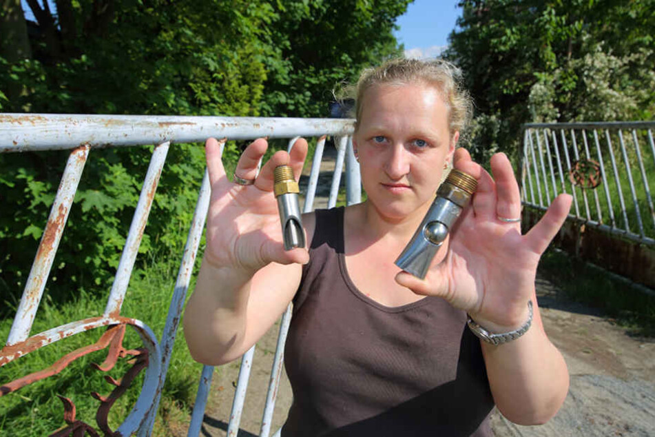 Landwirtin Janet Schindler (33) zeigt Nippeltränken, die gestohlen wurden.