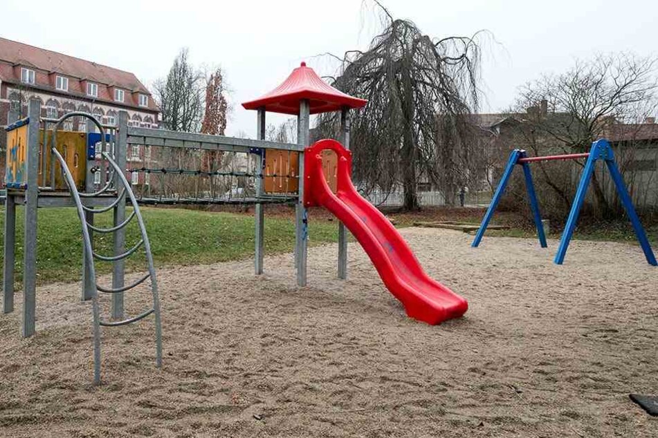 Beschmiert und demoliert - lange wird die Rutsche am Spielplatz im Rosengarten nicht mehr bleiben.