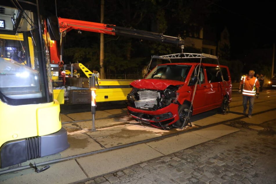 Der VW Bus musste abgeschleppt werden, die Bahn war ebenfalls nicht mehr fahrbereit.