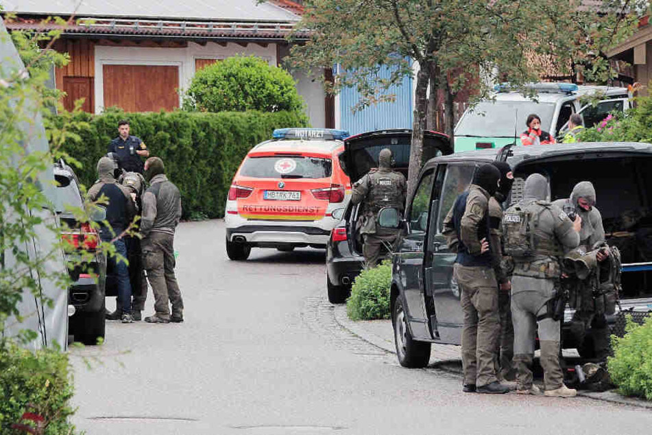 Eine psychisch kranke Frau hat in Feldkirchen-Westerham Polizisten mit einer Axt angegriffen.