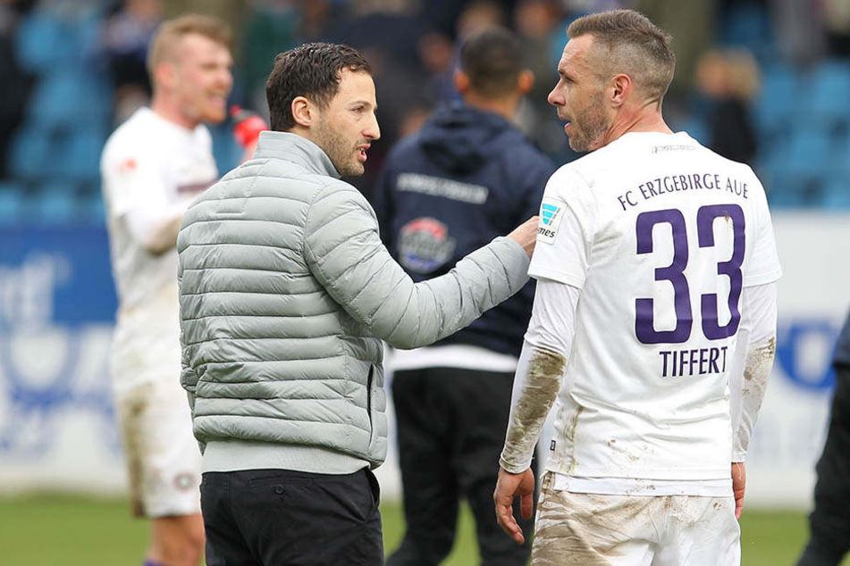 Auch nach den Spielen gibt es noch viel zu Diskutieren für Aues Trainer (rechts: Christian Tiffert).
