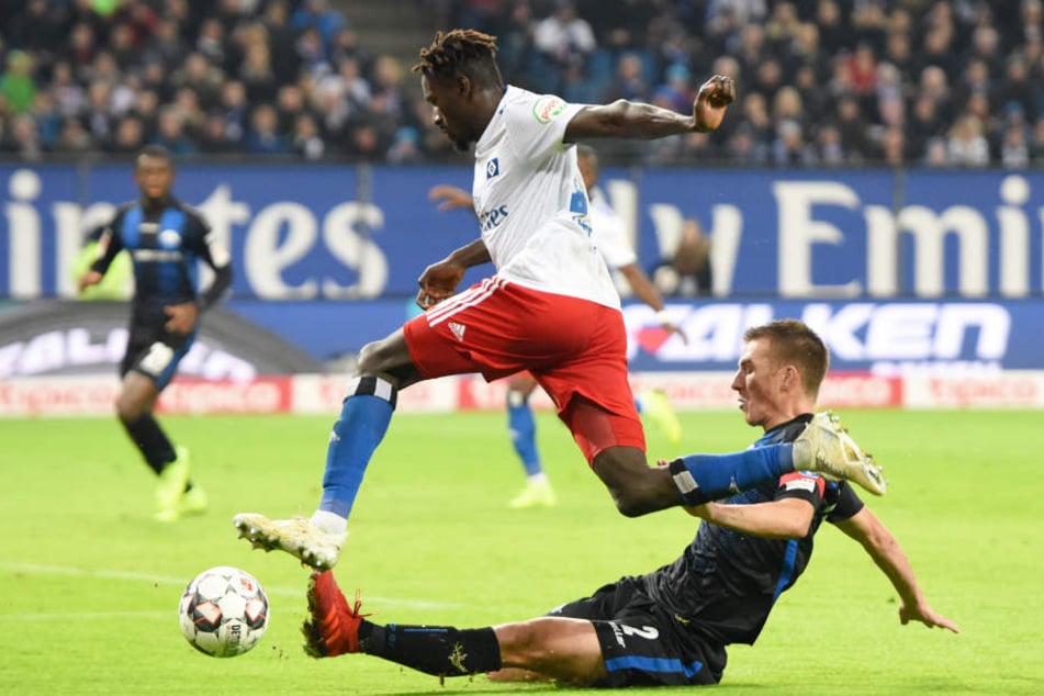 HSV-Profi Bakery Jatta (oben) setzte sich im Zweikampf gegen Paderborn Uwe Hünemeier durch.