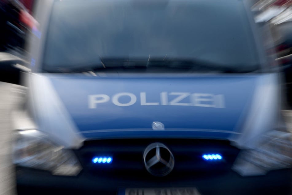 Die besitzerlose Kleidung hat zu einem großen Polizeieinsatz geführt.