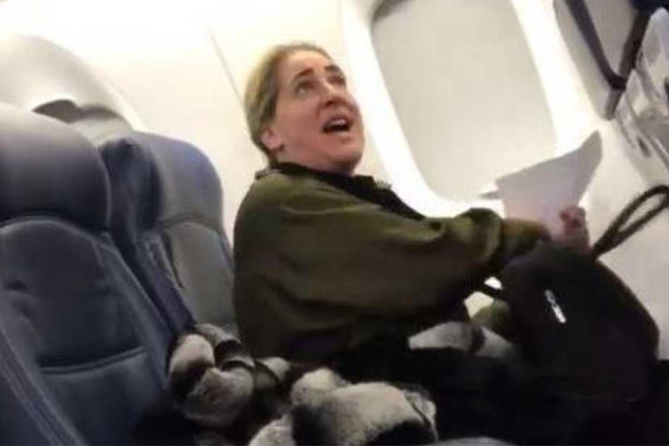 Die Frau konnte sich nicht beruhigen und wurde schließlich aus dem Flieger geworfen.