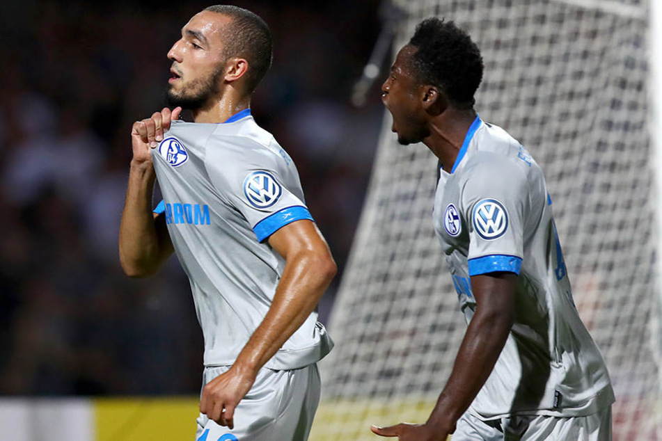 Nabil Bentaleb (l.) bejubelt sein Führungstor mit Abdoul Rahman Baba (r.).