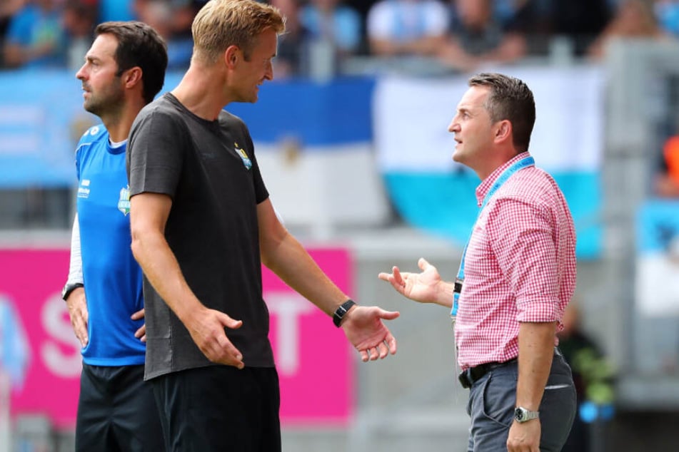 Einer, der nicht mehr da ist, einer, der bald nicht mehr da ist und einer, mit dem keiner bisher geredet hat: Ex-Trainer David Bergner (M.) diskutiert mit Sportdirektor Thomas Sobotzik, der am 15. September geht. Co-Trainer Sreto Ristic war überrascht vom