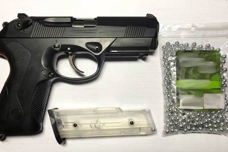 Die Bundespolizei stellte die Softairwaffe des Mannes sicher.