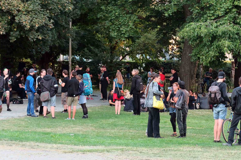 Die Gegendemonstranten von "Chemnitz nazifrei"
sammelten sich zunächst im Stadthallenpark und demonstrierten dann in
unmittelbarer Nähe zu Pegida.
