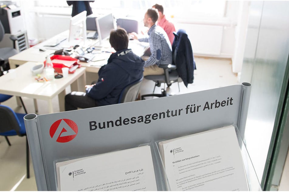 Ein Flüchtling aus Syrien bei einer Beratung in der Arbeitsagentur.