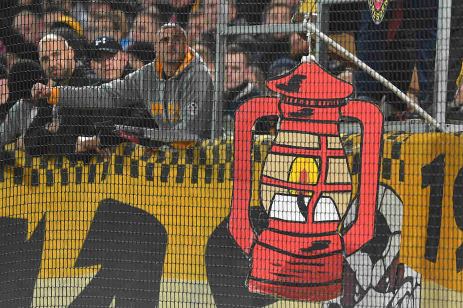 Die Dresdner Fans hängten sinnbildlich die Rote Laterne am Fan-Block auf.
