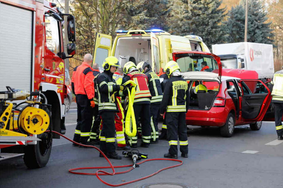 Die Frau musste durch die Heckklappe aus dem Skoda befreit werden.