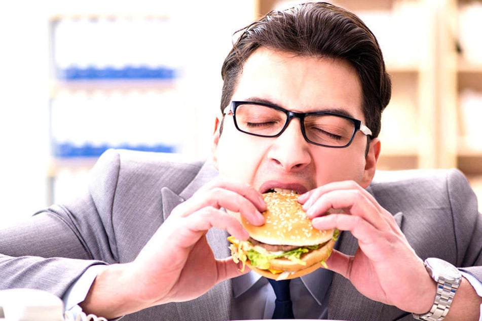 Der Burger im Büro zählt nicht gerade zu den gesündesten Nahrungsmitteln.