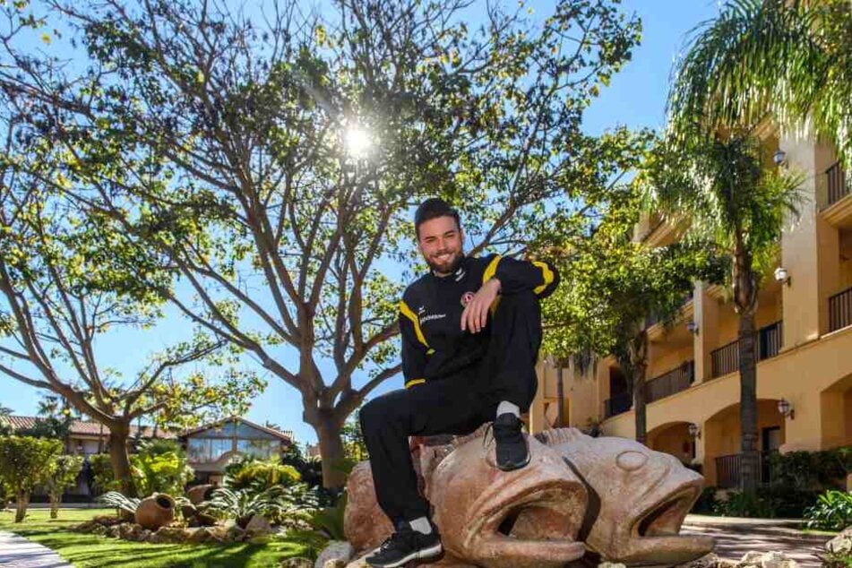 Alles Fisch oder was? Niklas Kreuzer ist in diesem Sternzeichen geboren,liebt Fisch auf dem Teller und relaxt in der Hotelanlage in Marbella auf einer Fische-Skulptur.