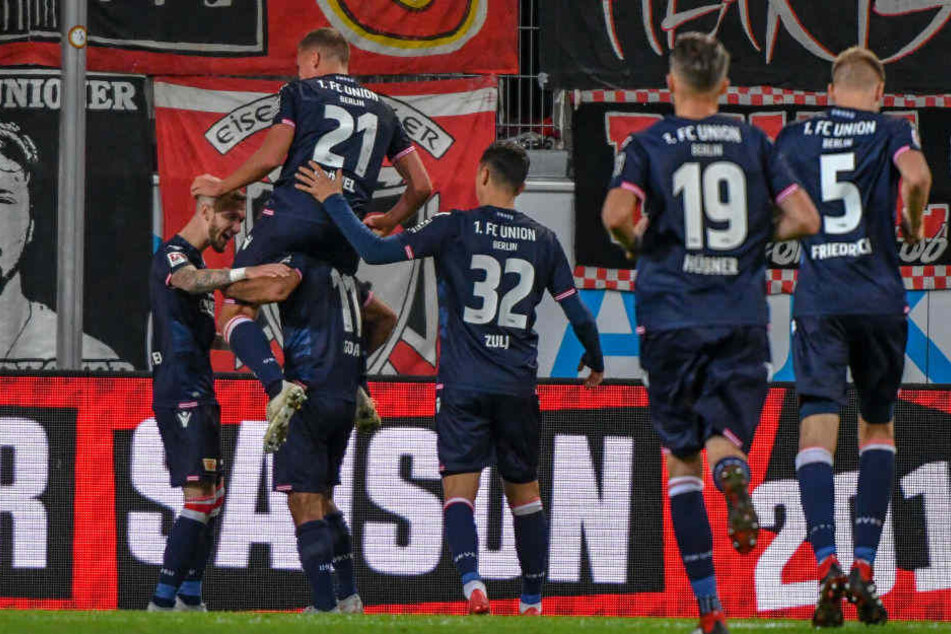Union feiert den Treffer zum 2:0.