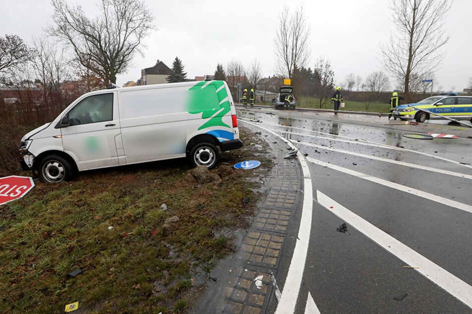 Der Transporter landete bei dem Unfall in einem Gebüsch.