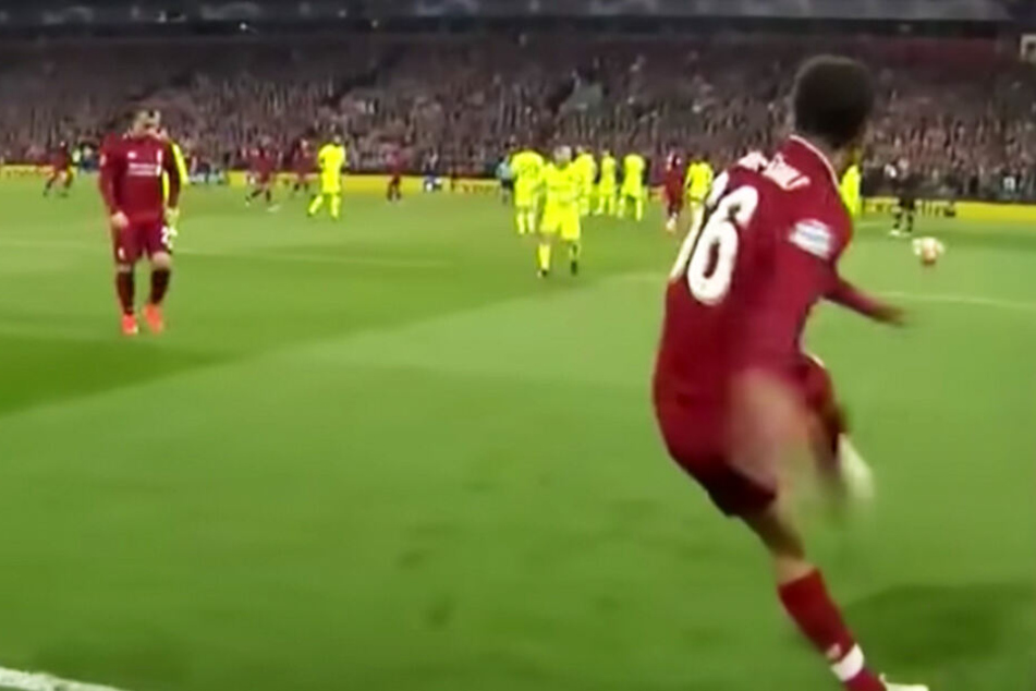 Blitzschnell läuft der Verteidiger dann auch einmal zurück, tritt gegen den Ball - wenig später: Tor!