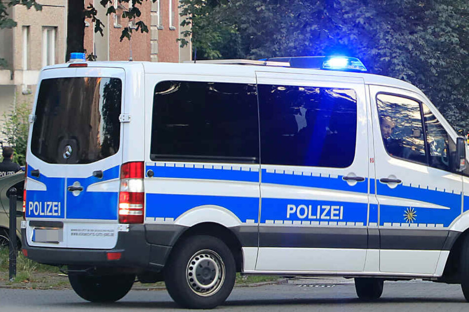 Statt aber Kleidung vom Wäscheständer auf dem Balkon zu holen, kletterte er über die Brüstung und ließ sich aus dem vierten Stock fallen.