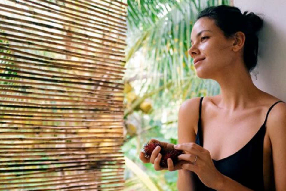 Janina Uhse (29) sendet sexy Urlaubsgrüße aus dem Singapur-Urlaub.