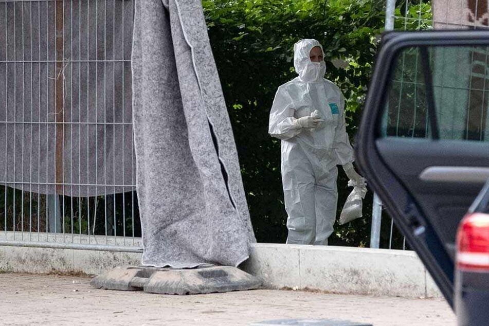 Ermittler bei der Spurensicherung am Fundort der Leiche.