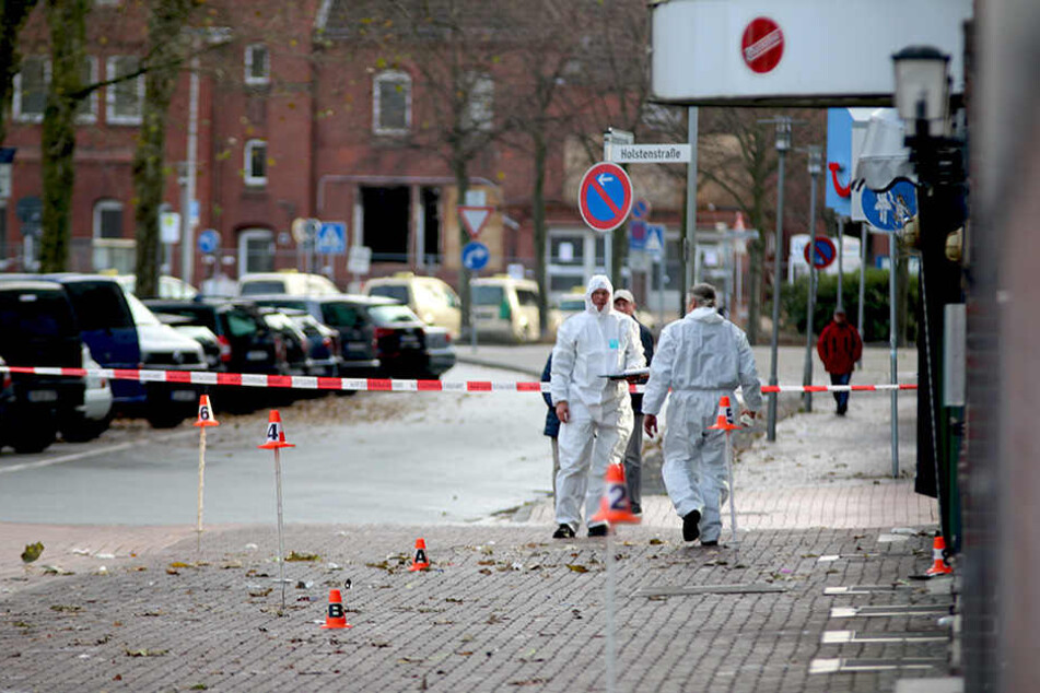 Kriminaltechniker sichern Spuren am Tatort.