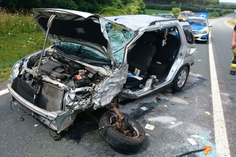 Der Fahrer des Suzuki musste aus dem Wrack gerettet werden.