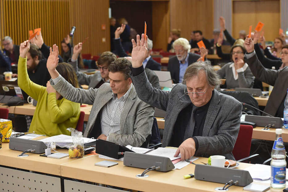 Abstimmungen per Handzeichen soll es im Stadtrat nicht mehr lange geben.