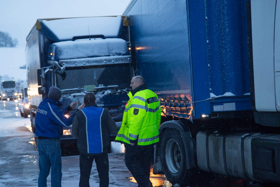 Auf der A4 hat es am Mittwoch wegen des Schneesturms häufig gekracht - wie bei diesen zwei Lkw.
