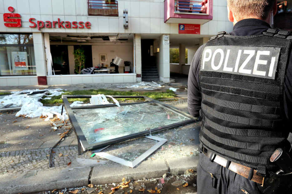 2014 sprengten sich vermutlich Clanmitglieder zu den Schließfächern einer Sparkassen-Filiale. Daraufhin wurden von der Polizei 77 Immobilien beschlagnahm.