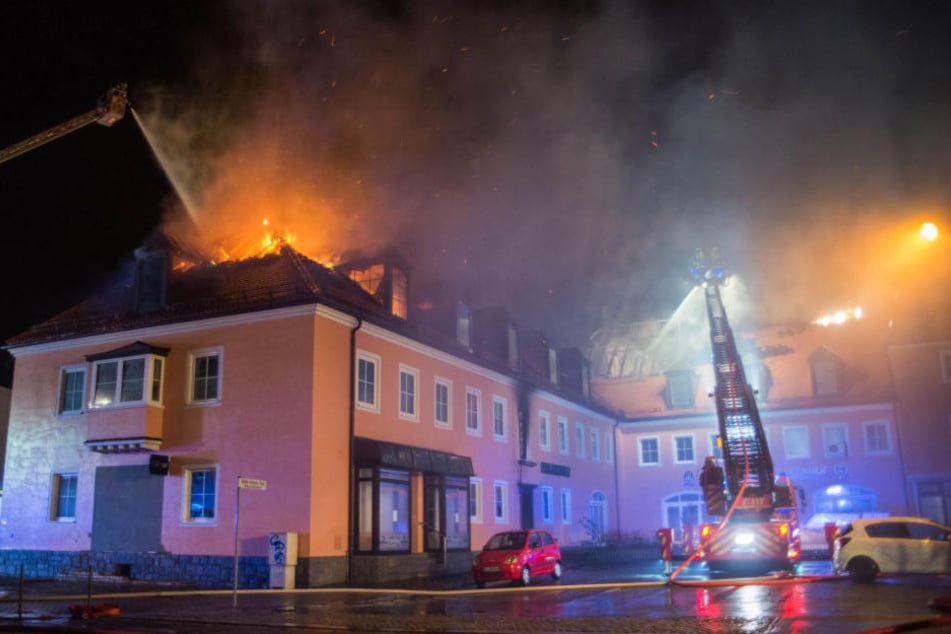 Eine geplante Asylunterkunft in Bautzen steht im Februar 2016 in Flammen. Ob ein Angriff auf die Asylunterkunft Brandursache war, ist bis heute ungeklärt.