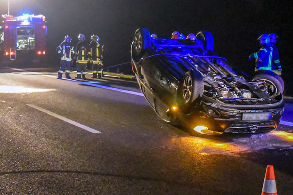 Nach dem Crash blieb der gemietete Opel Corsa auf dem Dach liegen.